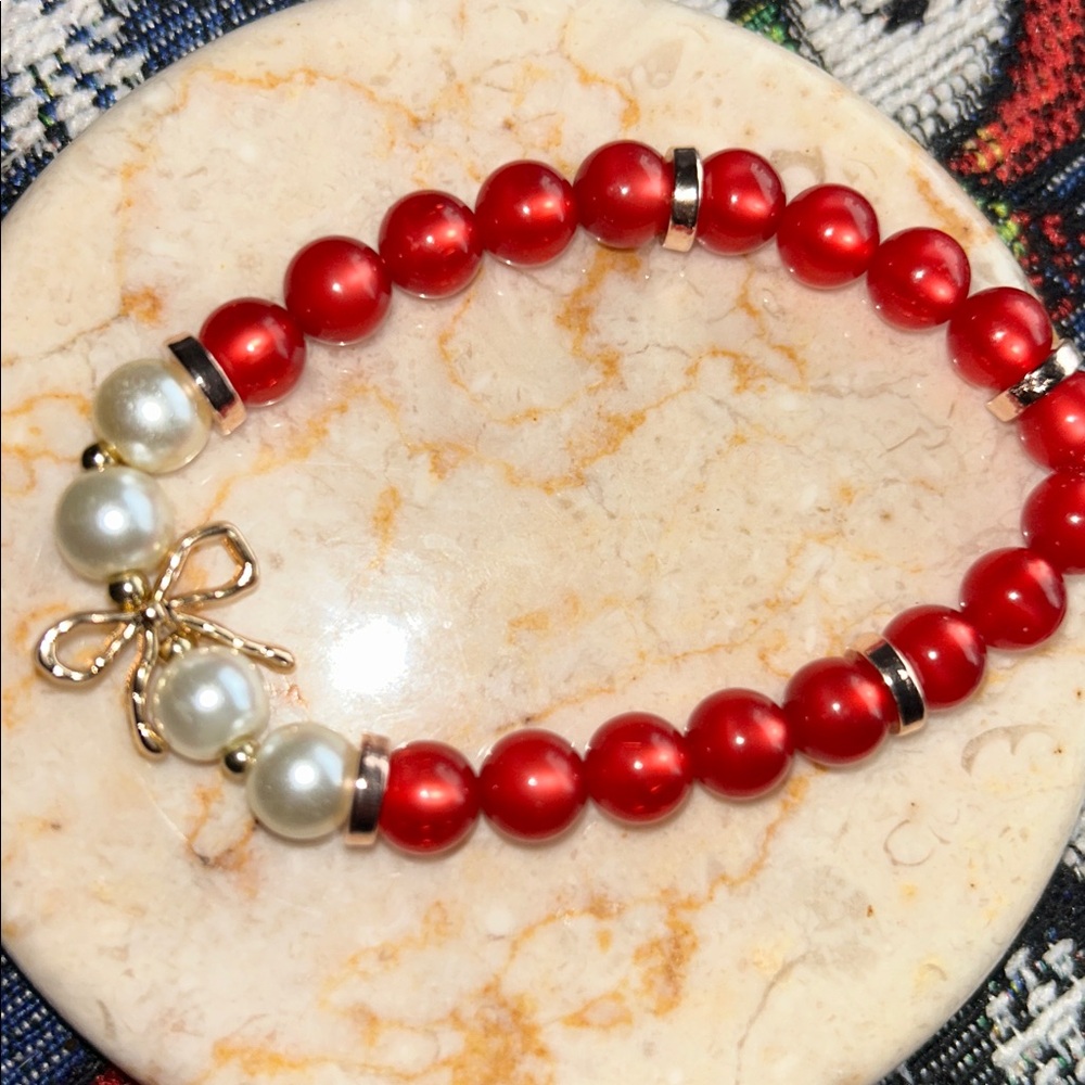 Elegant Red Catseye and Gold Bow Beaded Bracelet - Picture 4 of 4